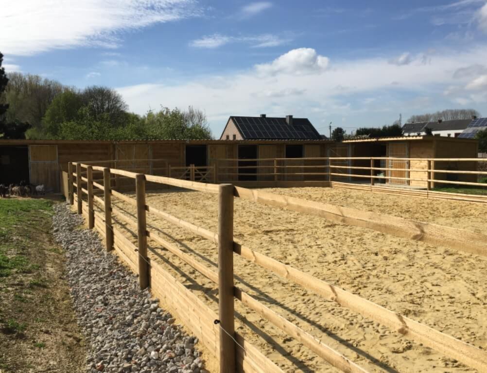 Réalisation d'une piste équestre avec clôtures en bois et boxes pour chevaux par VDArchitecture.